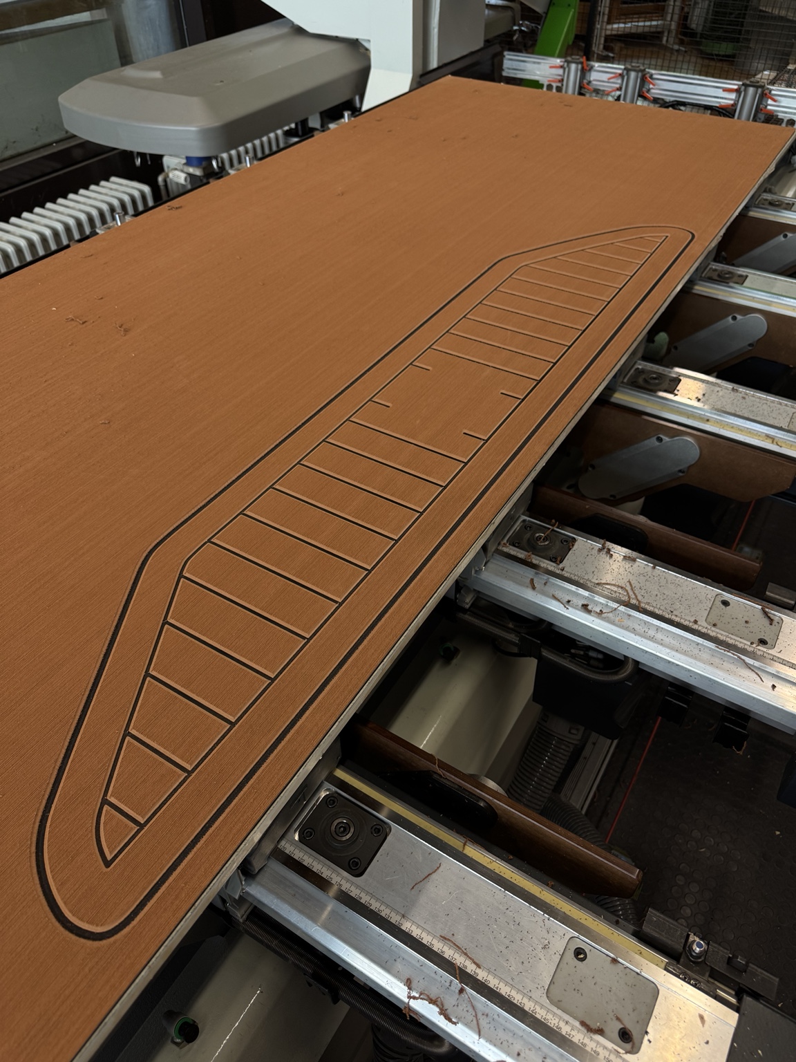 Deckelement während der CNC-Fertigung