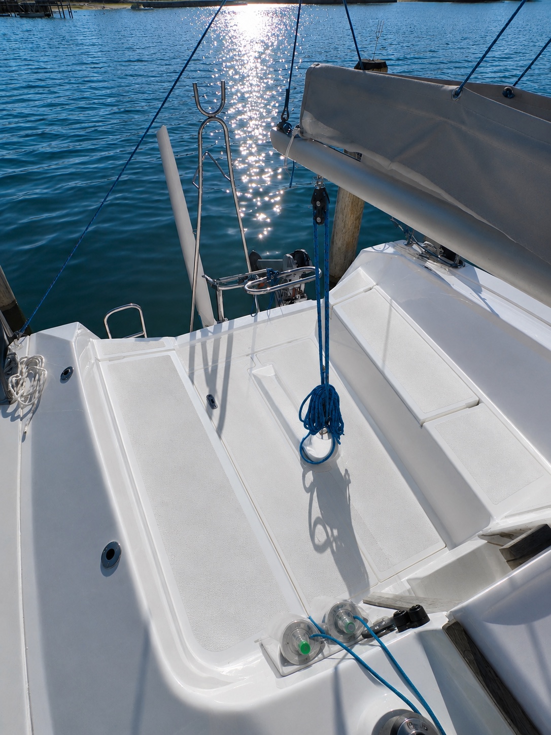 Cockpit vor der Ausstattung mit Velora Deck aus derselben Perspektive wie die Nachher-Aufnahme
