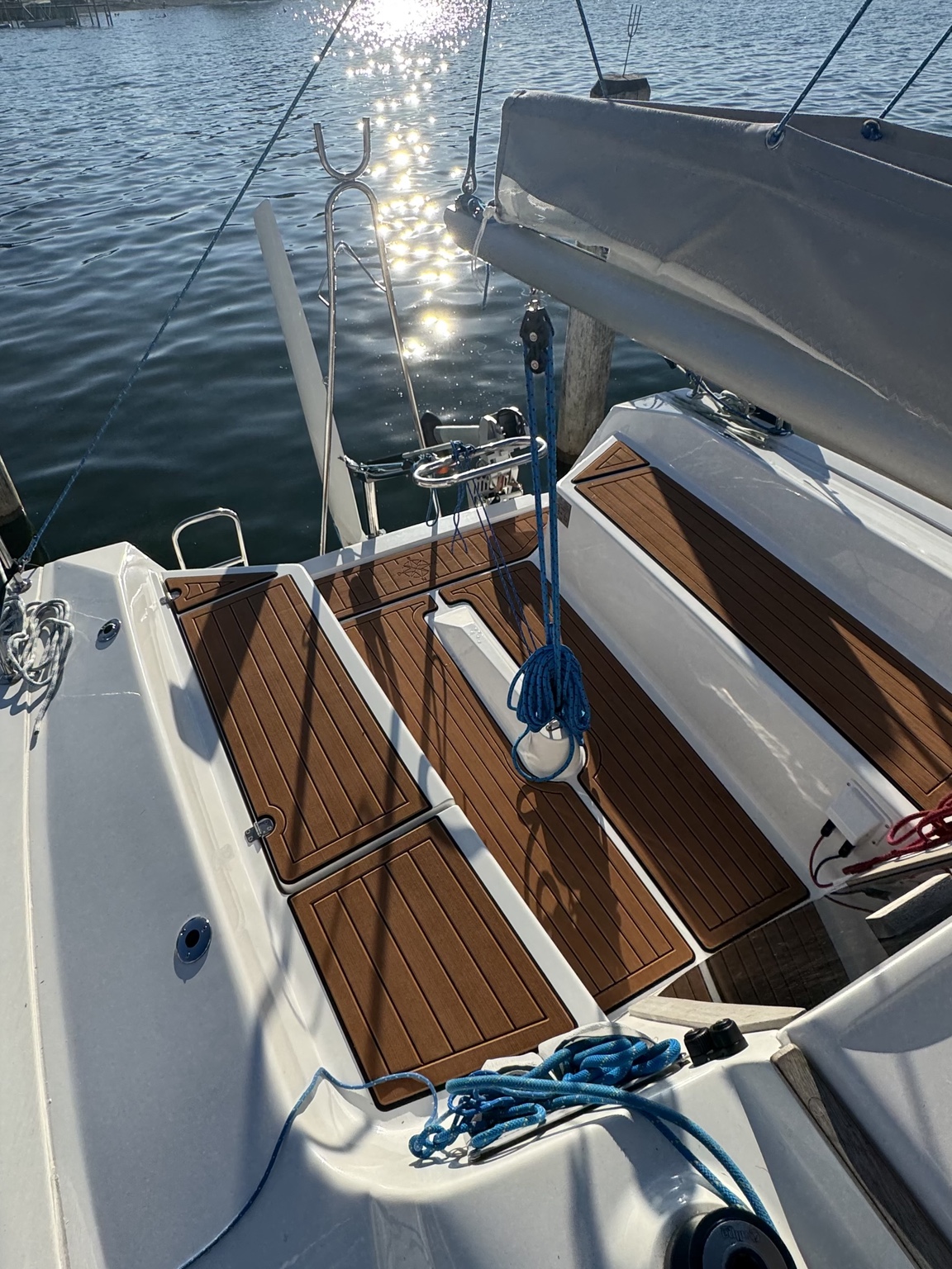 Fertig montiertes Velora Deck im Cockpit einer VIKO 21