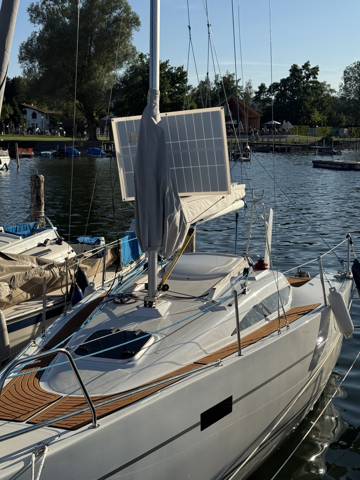 VIKO 21 mit maßgefertigtem Velora Deck im Hafen