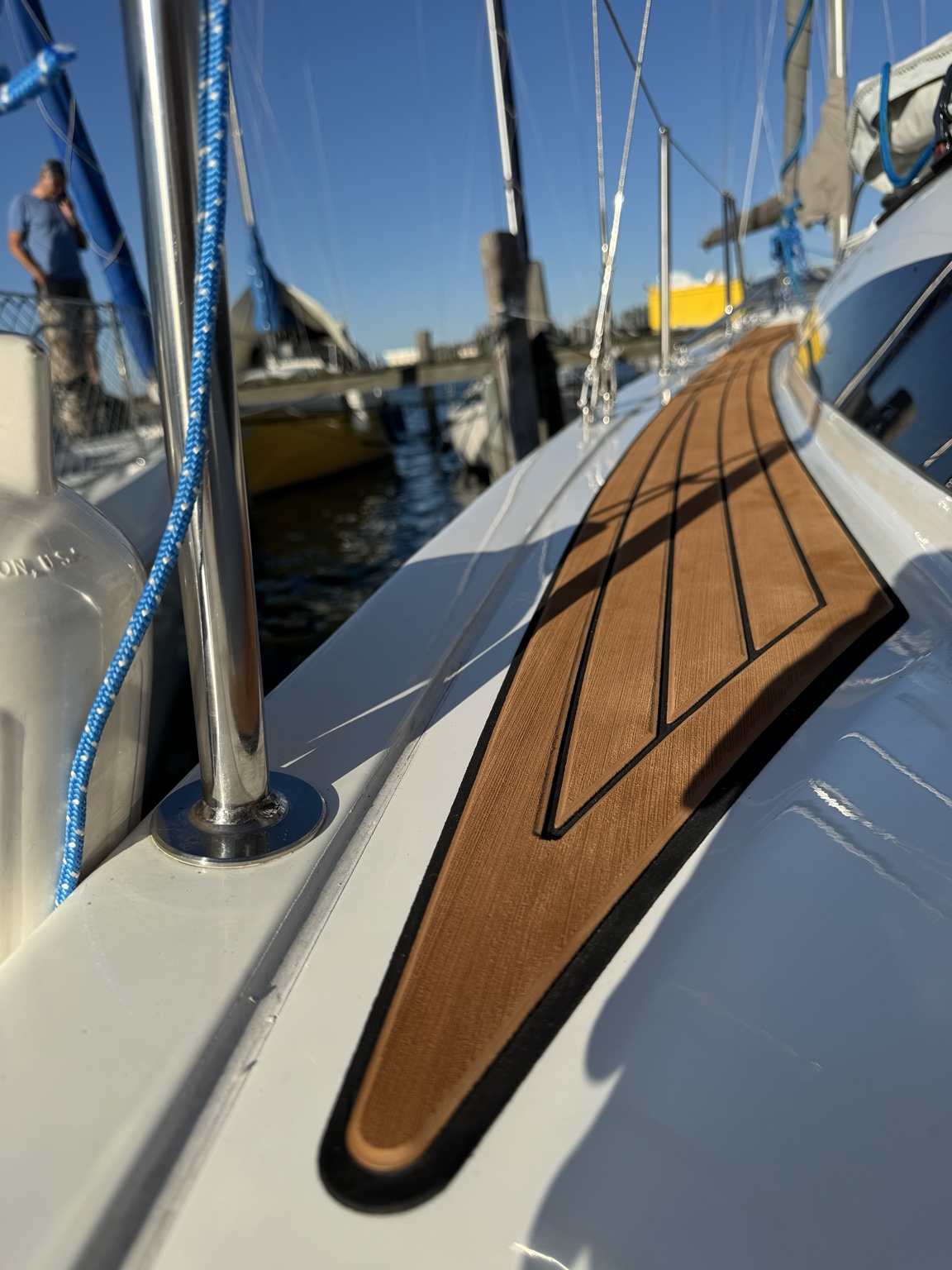 Nahaufnahme eines maßgefertigten Velora Decks auf einer Segelyacht