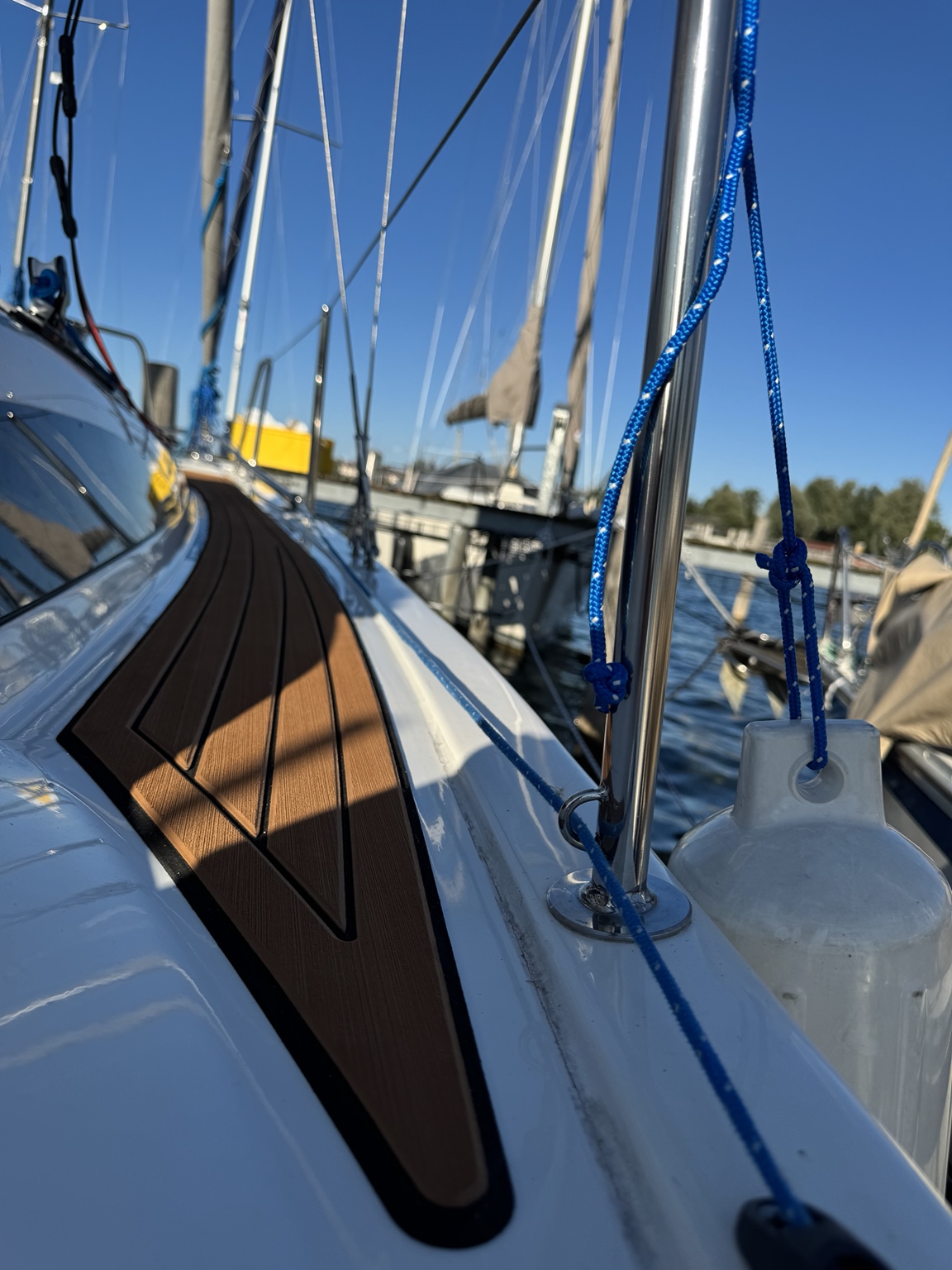 Passgenauer Seitengang eines Segelboots