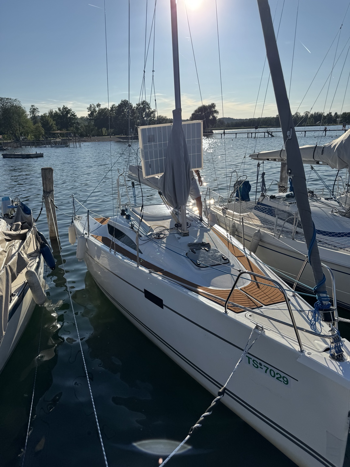 VIKO 21 mit vollständig montiertem Velora Deck im Hafen